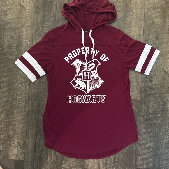 Warner Bros. Tops - Warner Bros. Burgundy Harry Potter Hogwarts Hooded tshirt
